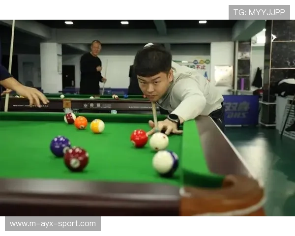 台球公开赛战况激烈,多名选手在关键局追分成功 台球公开赛战况激烈,多名选手在关键局追分成功