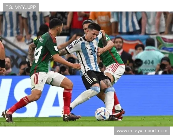 恩佐中场送出贯穿防线的直线球，撕开对方防区